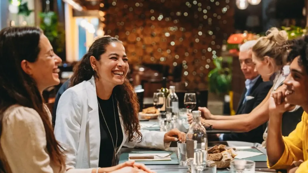 Dlaczego inteligentni ludzie w restauracjach siedzą z plecami do ściany? To nie chodzi o bezpieczeństwo