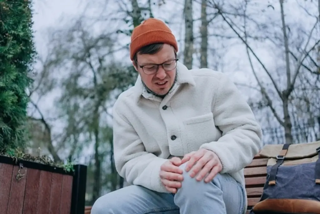 Jak uniknąć bólu stawów w mroźny poranek? Sposoby, które warto znać jeszcze przed wyjściem z domu
