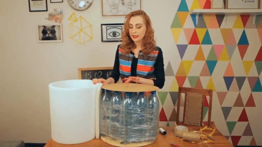 14 plastikowych butelek i puf: pomysł na mebel, które wytrzyma 70 kg