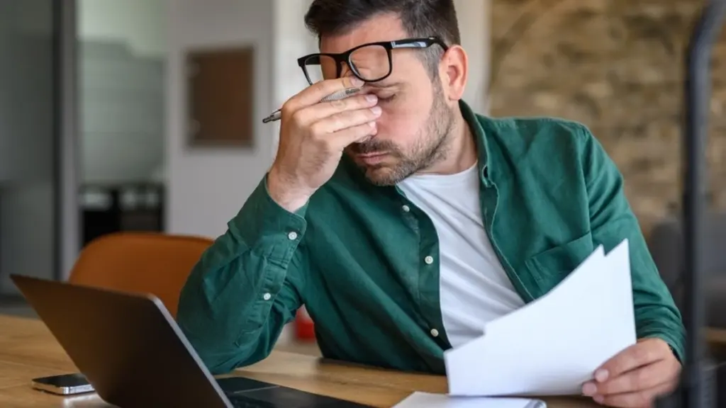 8 sygnałów, że mężczyzna przechodzi głęboki kryzys, a ty możesz mu pomóc
