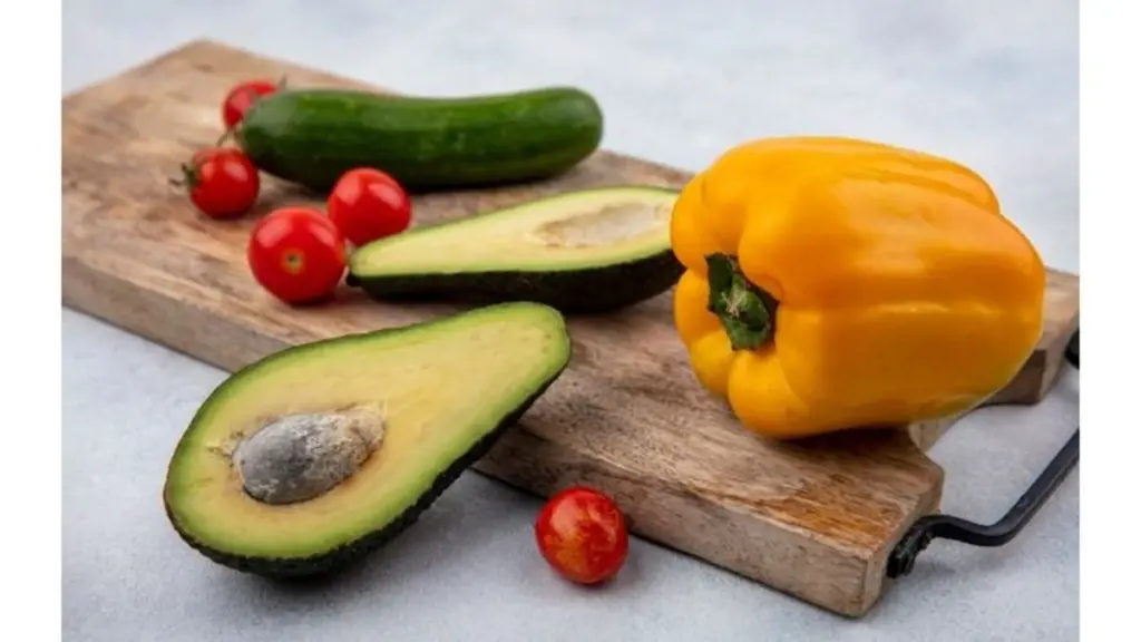 Avocado z pomidorem: sekret, który potraja korzyści, a mało kto o nim wie
