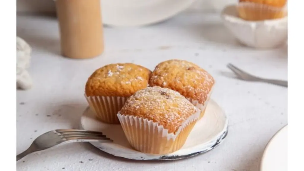 Cytrynowe babeczki z chrupiącą cukrową skorupką: sekret piekarzy, o którym wielu zapomina