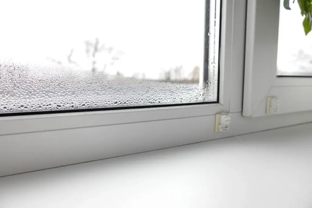 Dlaczego nowe plastikowe okna stają się mokre? Rozwiązanie problemu – bez wydawania fortuny!