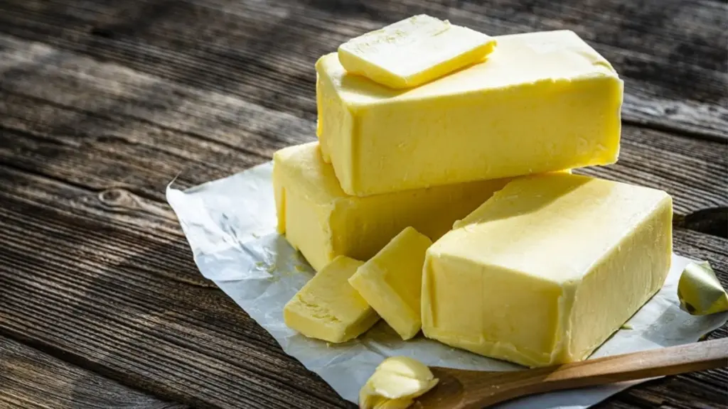 Masło vs. Oliwa: Klucz Do Doskonałego Smaku i Aromatu Na Patelni