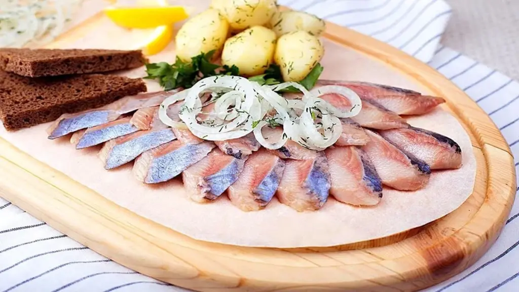 Sielkuję śledzie według przepisu babci. Proporcje, których strzegę jak źrenicy.