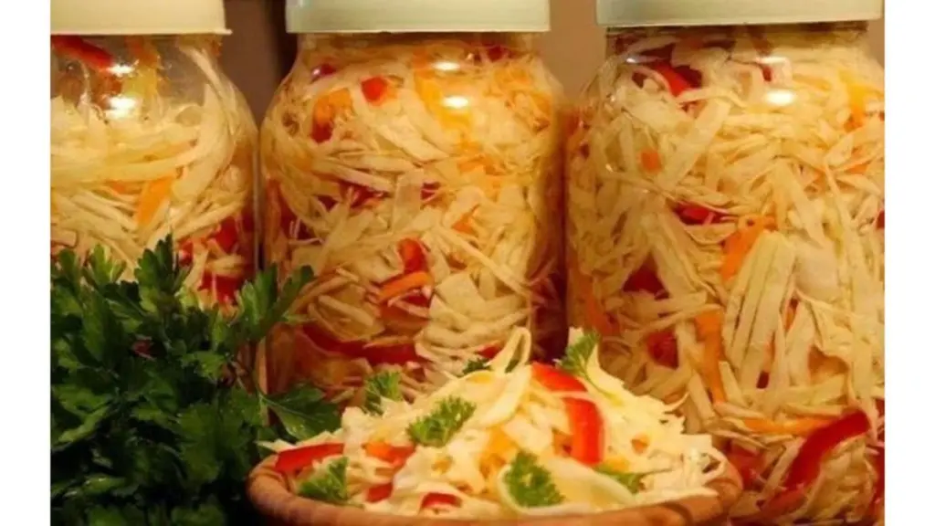 Szybkie kiszone kapusty w 3 godziny: chrupkie, lekko kwaśne i bez gotowania