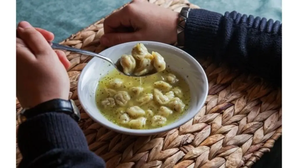 Zupa z koldūnów w 20 minut: sekretny przepis na szybki obiad, który odmieni Twój obiad