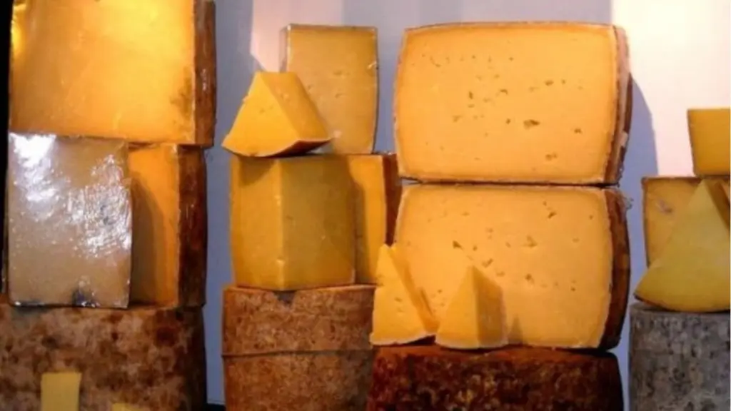 Cheddar vs. Gouda: 3 Kluczowe Różnice, Które Musisz Znać