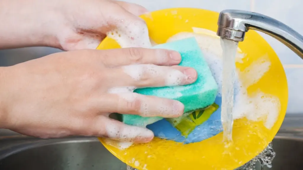 Dlaczego gąbka kuchenna znika z blatu tak szybko? Trik, który przedłuży jej życie dwukrotnie