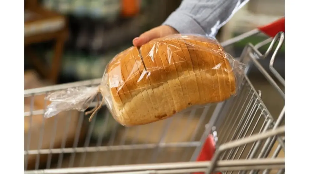 Dlaczego warto sprawdzać dno opakowania chleba krojonego?