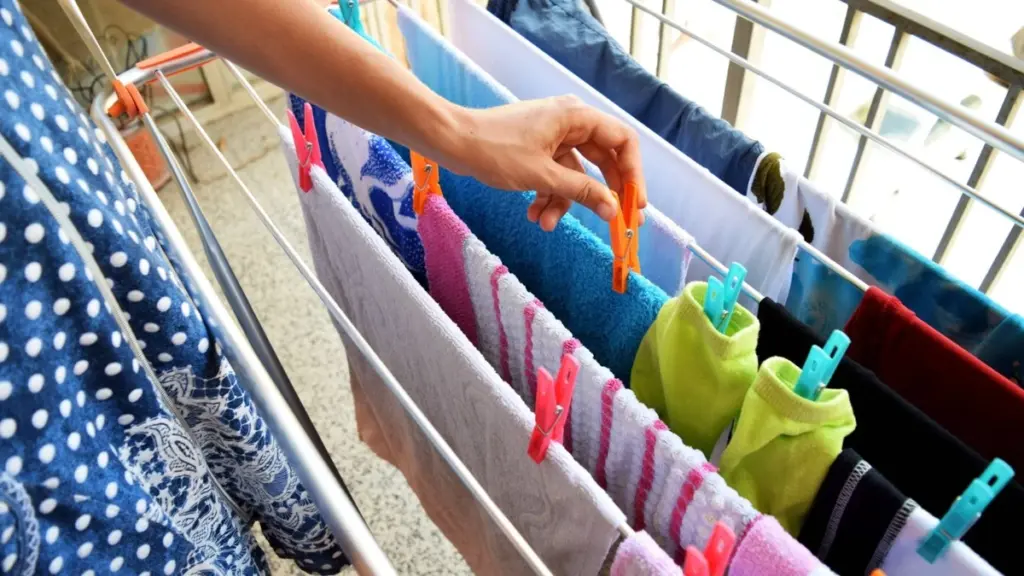 Jak długo schną różne tkaniny? Tajemnice suszenia ubrań, o których mało kto wie