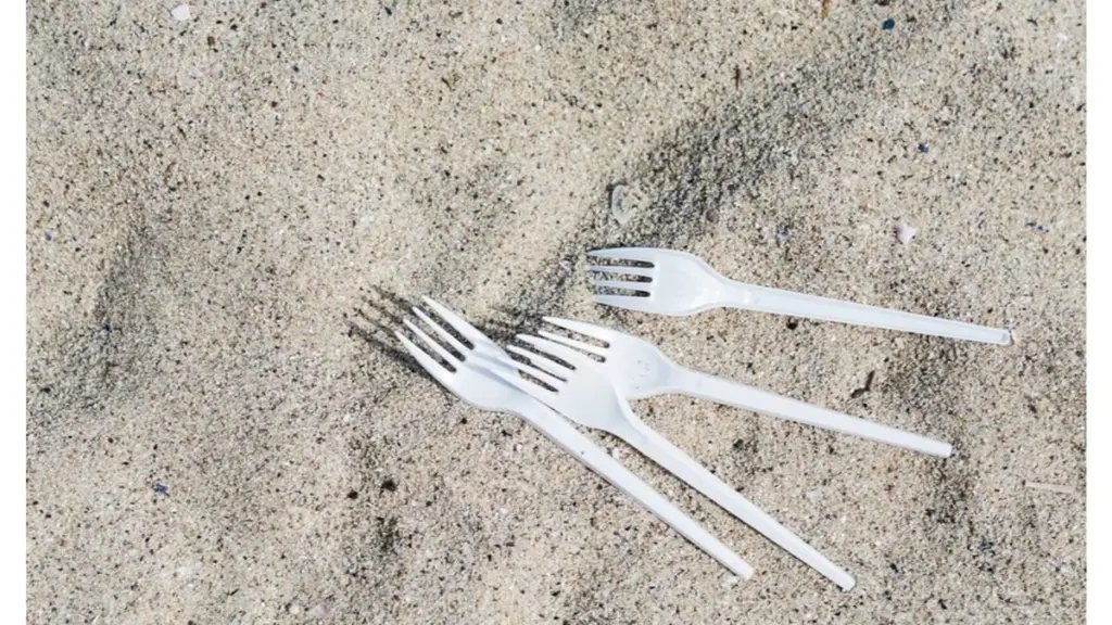 Sąsied zbierał plastikowe widelczyki ze śmietnika – gdy powiedział dlaczego, następnego dnia robiłem to samo