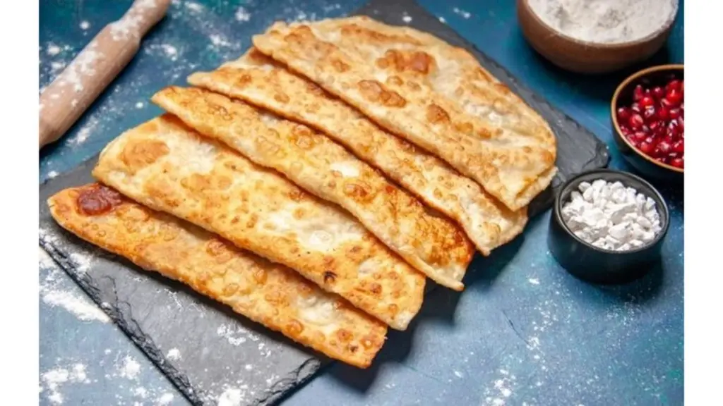 Sekret ciasta na czebureki: dodaj jeden składnik, a skórka będzie chrupiąca jak z piekarni