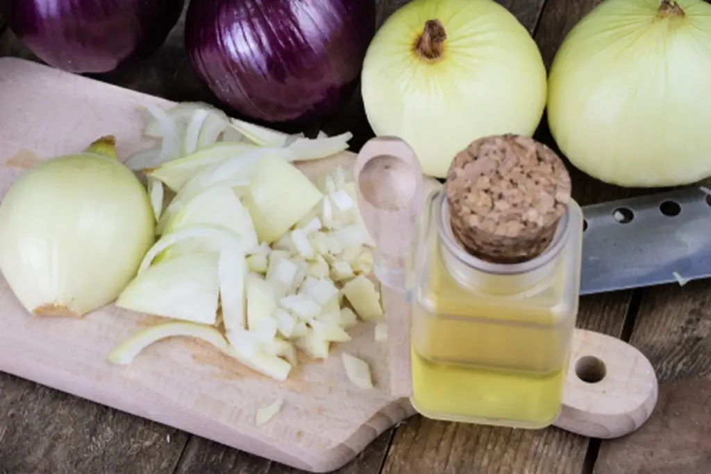 Sposób mojej mamy na kaszel: cebulowy syrop, który zadziwiająco działa