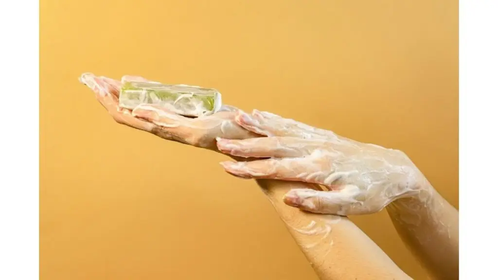 Twoje ręce pękają i są suche? Dermatolog zadał tylko jedno pytanie – odpowiedź cię zaskoczy.