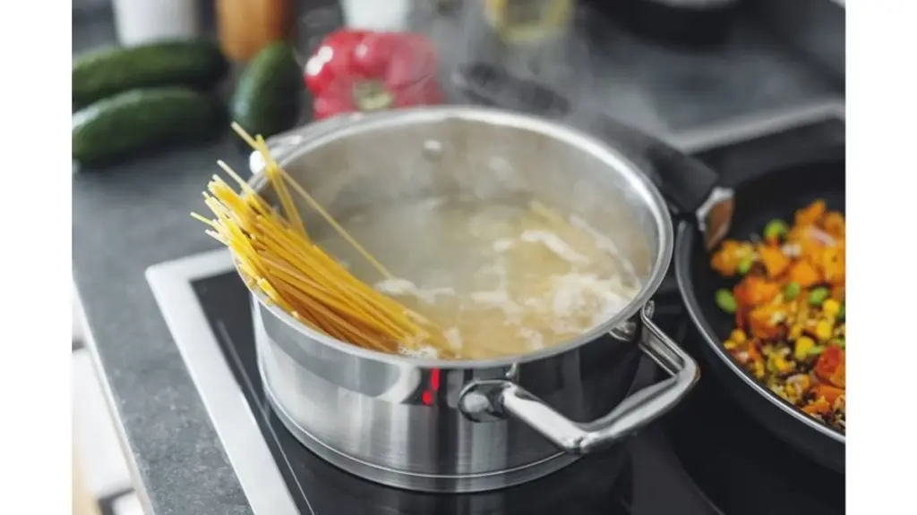 Włoski szef kuchni pokazał mi ten trik. Od tamtej pory nigdy nie cedzę makaronu inaczej.